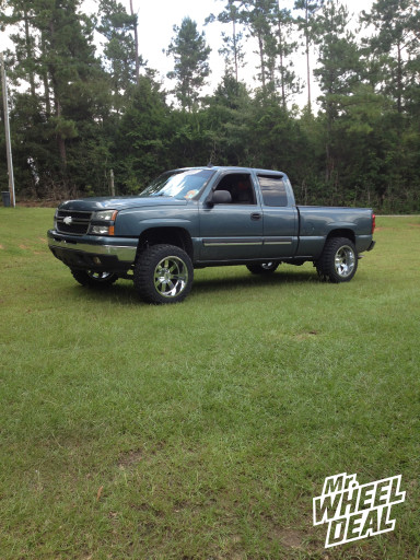 20x12" MO962 Chrome Wheels with 33x12.50x20 Federal Couragia MT Tires on a 2006 Silverado 1500 20x12 Moto Metal 962 Chrome Wheels with 33x12.50x20 Federal Couragia MT Tires on a 2006 Silverado 1500